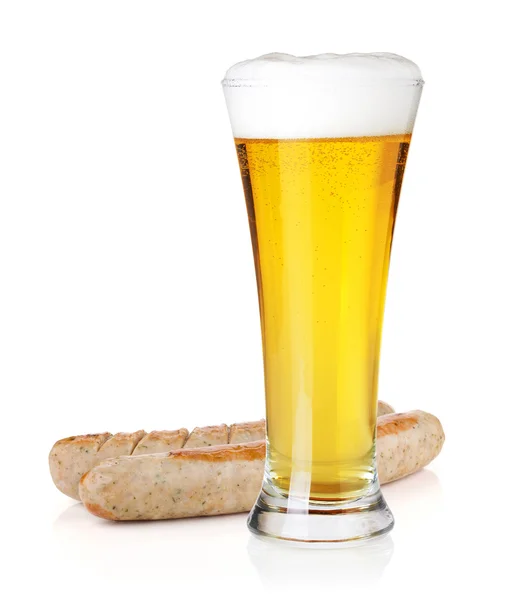 Bière légère en verre et deux saucisses grillées — Photo
