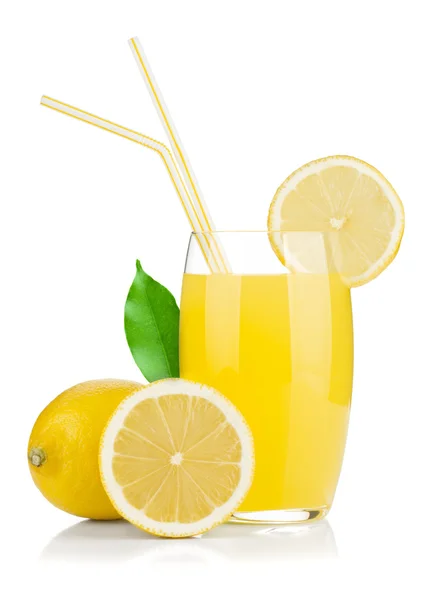 Sklo citrónové šťávy a čerstvé citrony — Stock fotografie