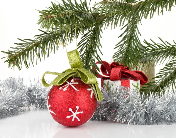 Christmas decor met fir tree — Stockfoto