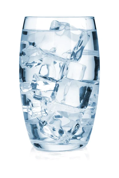 Glas rent vatten med is — Stockfoto