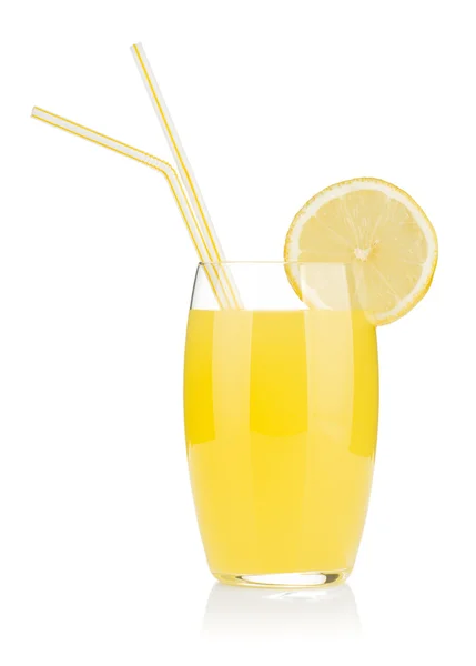 Стакан лимонного сока и две соломы — стоковое фото