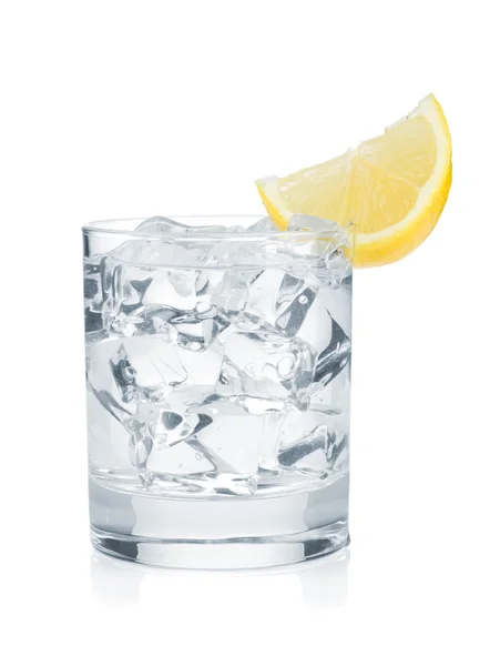 Glas rent vatten med isbitar och citronskiva — Stockfoto