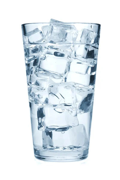 Ποτήρι καθαρού νερού με παγάκια — Φωτογραφία Αρχείου