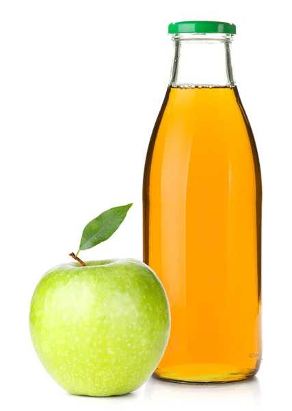 Яблочный сок в стеклянной бутылке и спелое яблоко — стоковое фото