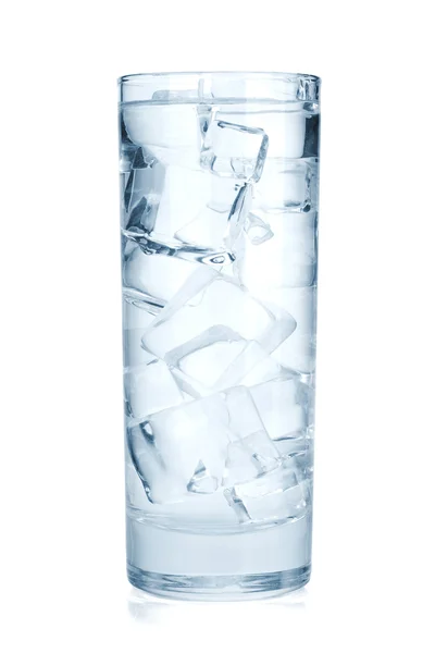 Sklenice čisté vody s kostkami ledu — Stock fotografie