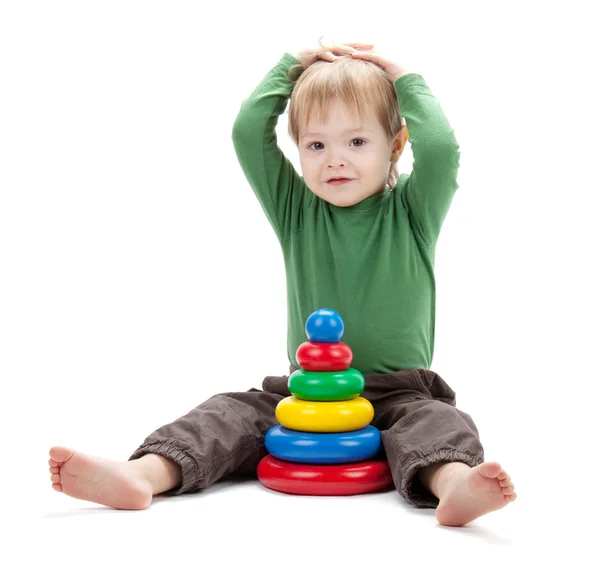 Liten bebis med en leksak pyramid — Stockfoto