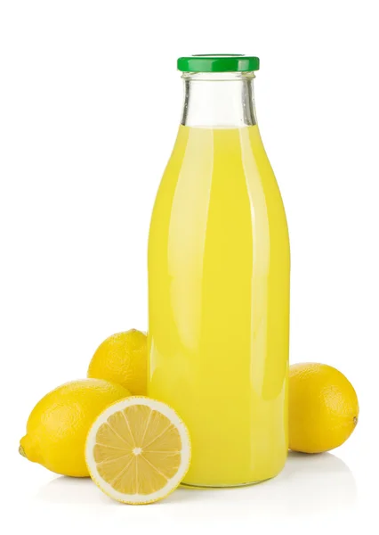 Пляшка лимонного соку та свіжих лимонів — стокове фото