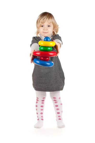 Babymeisje met een piramide speelgoed — Stockfoto