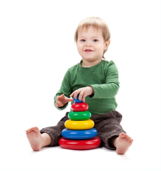 Kleine baby met een piramide speelgoed — Stockfoto