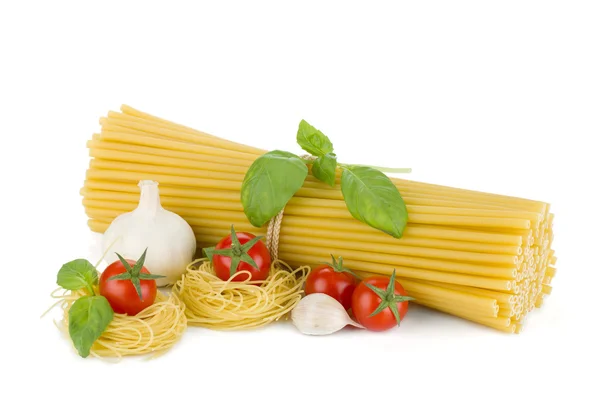 Ιταλικά ζυμαρικά, ντομάτα, βασιλικό και σκόρδο — Φωτογραφία Αρχείου