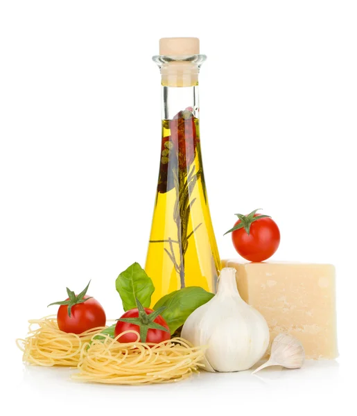Pastas, tomates, albahaca, aceite de oliva, ajo y queso parmesano —  Fotos de Stock