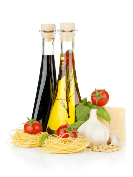 Massas alimentícias, tomates, manjericão, azeite, vinagre, alho e parmesão — Fotografia de Stock