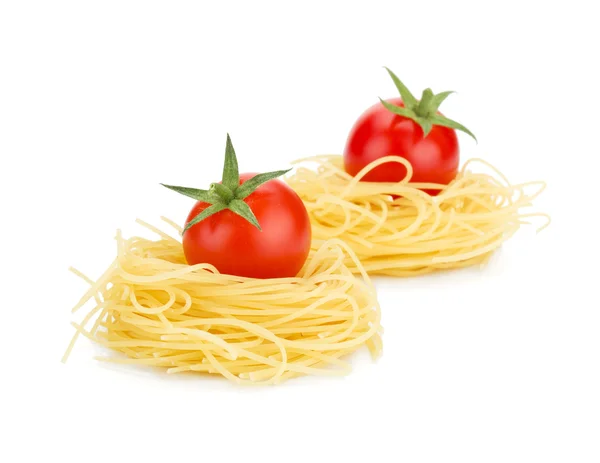 Черри помидоры на макаронах — стоковое фото