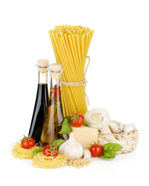 Massas alimentícias, tomates, manjericão, azeite, vinagre, alho e parmesão — Fotografia de Stock