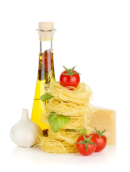 Massas alimentícias, tomates, manjericão, azeite, alho e queijo parmesão — Fotografia de Stock