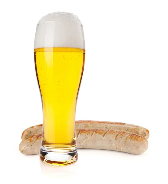 Copo de cerveja Lager e duas salsichas grelhadas — Fotografia de Stock