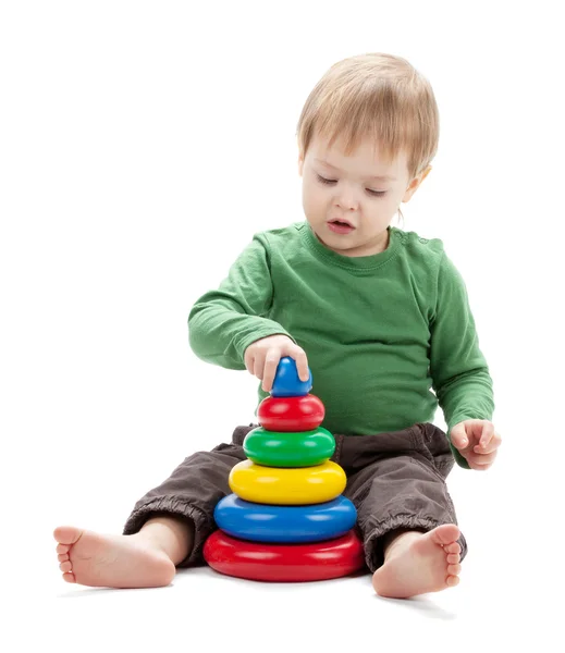 Kleines Baby mit einer Spielzeugpyramide — Stockfoto