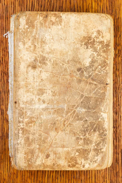 Beyaz arkaplanda izole edilmiş eski kitap — Stok fotoğraf