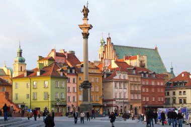 Varşova - 27 Kasım: Castle Square etrafında turist yürüyüş