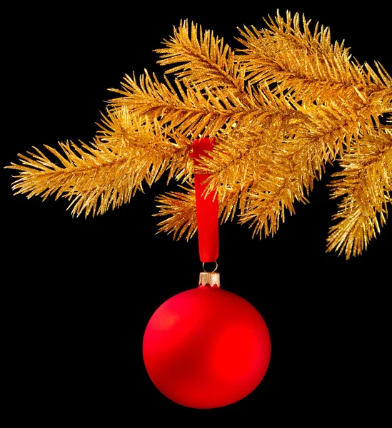 Palla di Natale rossa su un nastro contro sfondo nero — Foto Stock