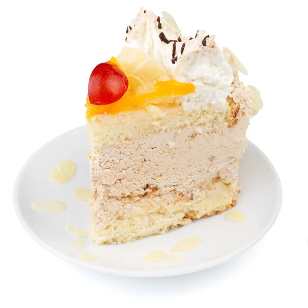 Close-up of a creamy cake with fruits and almonds — Stock Photo, Image