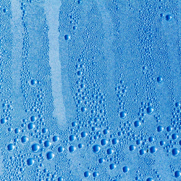 Vízcseppek, a szürke-kék háttér — Stock Fotó