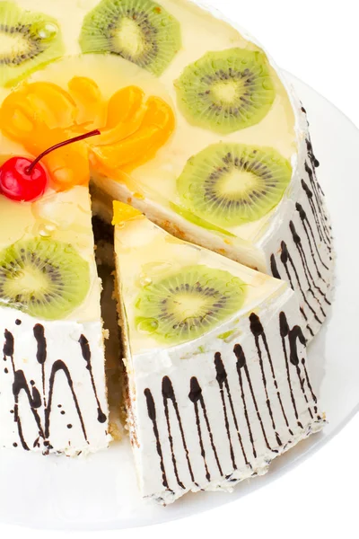 फळांसह स्वादिष्ट क्रीममी केक — स्टॉक फोटो, इमेज