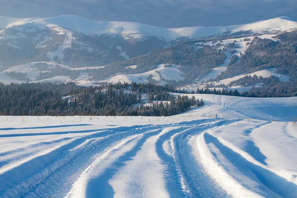 Zimowy krajobraz górski z toru drogi. Ukraina, Karpaty — Zdjęcie stockowe