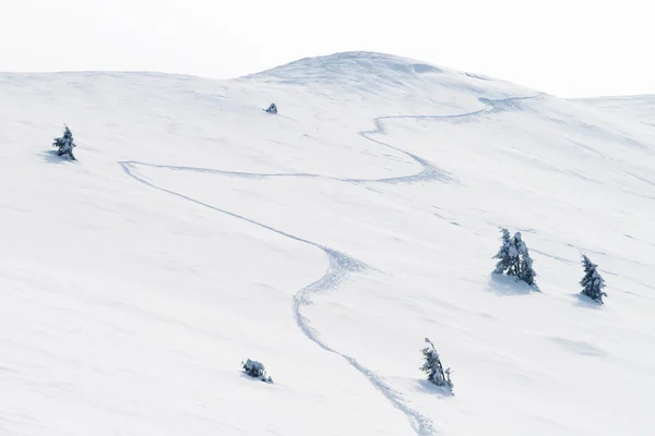 积雪覆盖的冬天山景区视图 — 图库照片