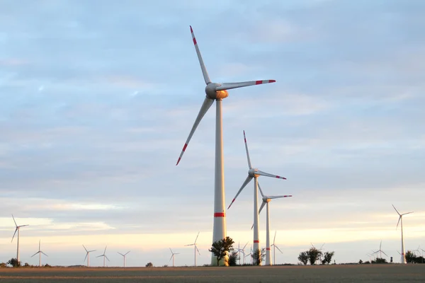 Elektrownia wiatrowa - turbiny wiatrowej przeciw błękitne niebo — Zdjęcie stockowe