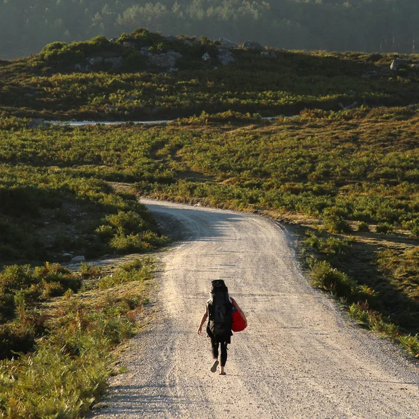Backpacker op de berg grind weg in Noord-portugal — Stockfoto
