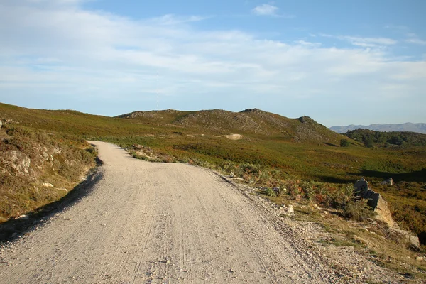 Strada sterrata attraverso le colline erbose nel nord del Portogallo — Foto Stock