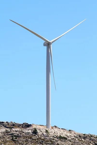 Wind power station - windturbine tegen de blauwe hemel — Stockfoto