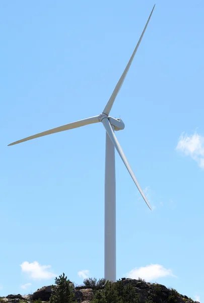 Vindkraftværk - vindmølle mod den blå himmel - Stock-foto