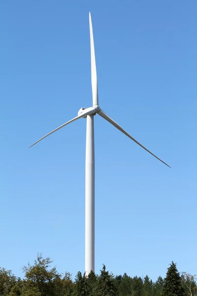 Vindkraftværk - vindmølle mod den blå himmel - Stock-foto