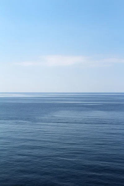 Mar calmo estendendo-se até o horizonte — Fotografia de Stock