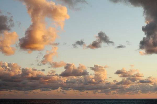 Vakker solnedgang himmel med skyer – stockfoto