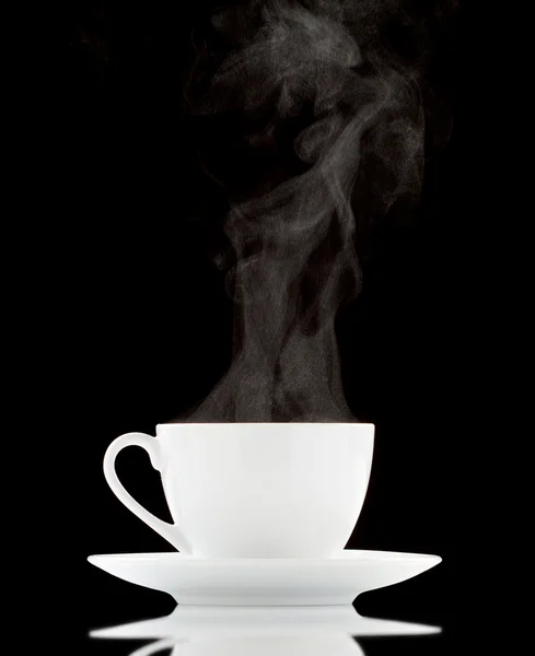 黒の背景上の白いコーヒー カップ — ストック写真