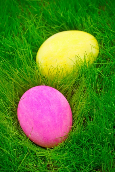 Розфарбовані барвисті великодні яйця на траві — стокове фото