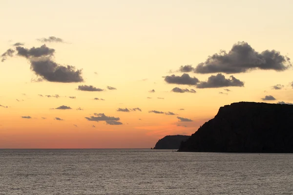 Prachtige berg zee bij zonsondergang — Stockfoto