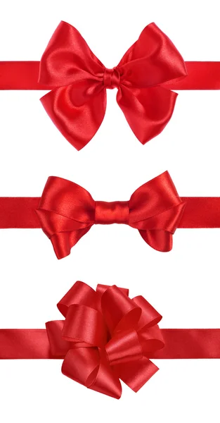 Arcos de cinta de satén de regalo rojo sobre fondo blanco — Foto de Stock