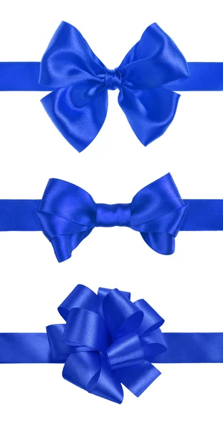 Cadeau bleu ruban de satin noeuds sur fond blanc — Photo