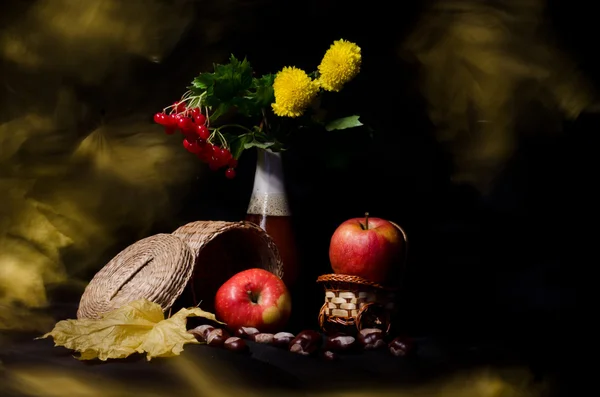 Bodegón con verduras y frutas de otoño sobre fondo negro —  Fotos de Stock