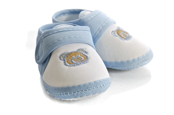 Beyaz arka plan üzerinde izole mavi bebek çocuk ayakkabıları — Stok fotoğraf