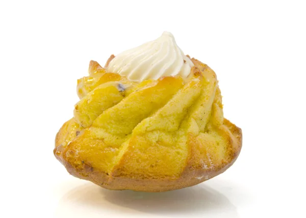Cupcake mit cremigem Zuckerguss auf weißem Hintergrund — Stockfoto
