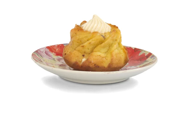 Cupcake com redemoinhos de cobertura cremosa no fundo branco — Fotografia de Stock