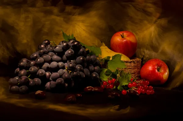 Stillleben mit Herbstgemüse und Früchten auf schwarzem Hintergrund — Stockfoto