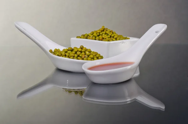 Mung beans in a ceramic bowl — Stock Photo, Image