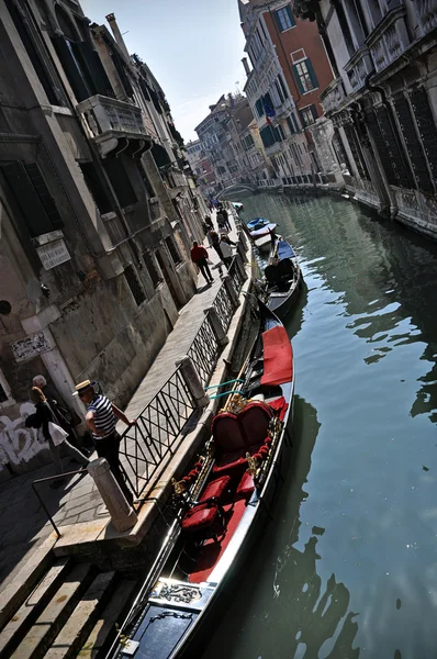 리오 물 채널 및 gondole 베네치아 — 스톡 사진