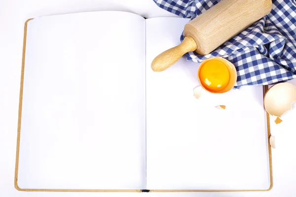 Otwórz Notatnik i podstawowe składniki do pieczenia — Zdjęcie stockowe